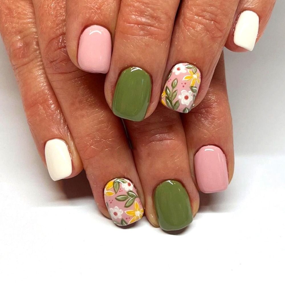 Akayes 24pcs Short Round False Nails French Flowers Fake Nails Full Cover Detachable Nail Tips Press on Nails Faux Fingernails