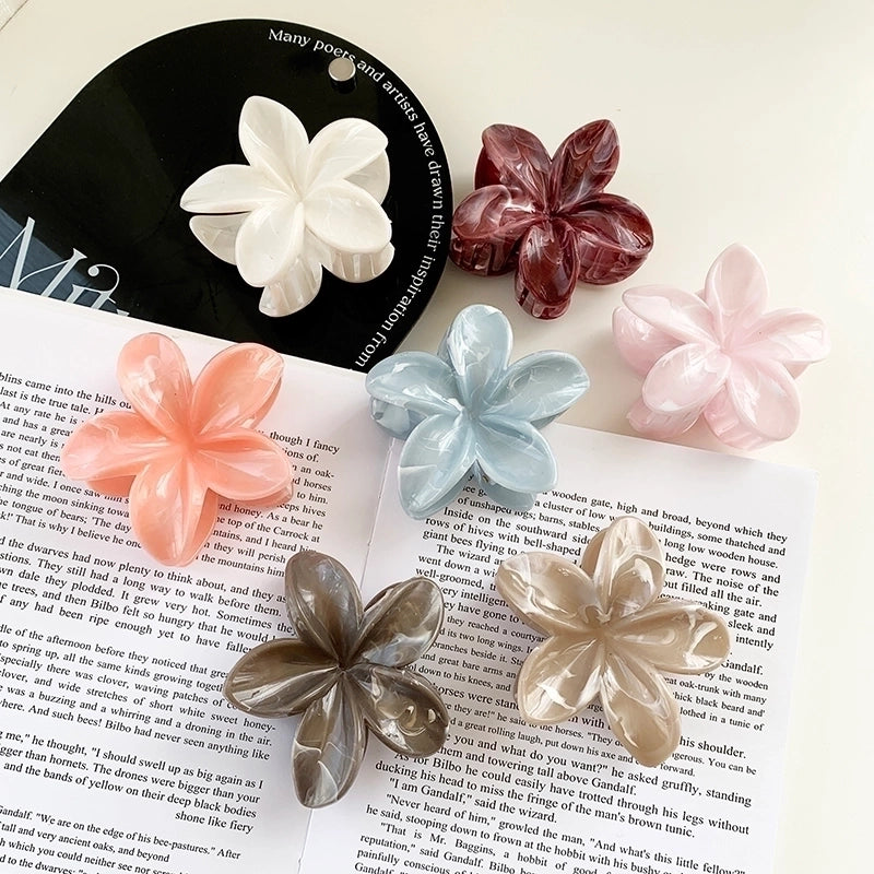Women's Sweet Minimalist Flower Resin Hair Claws