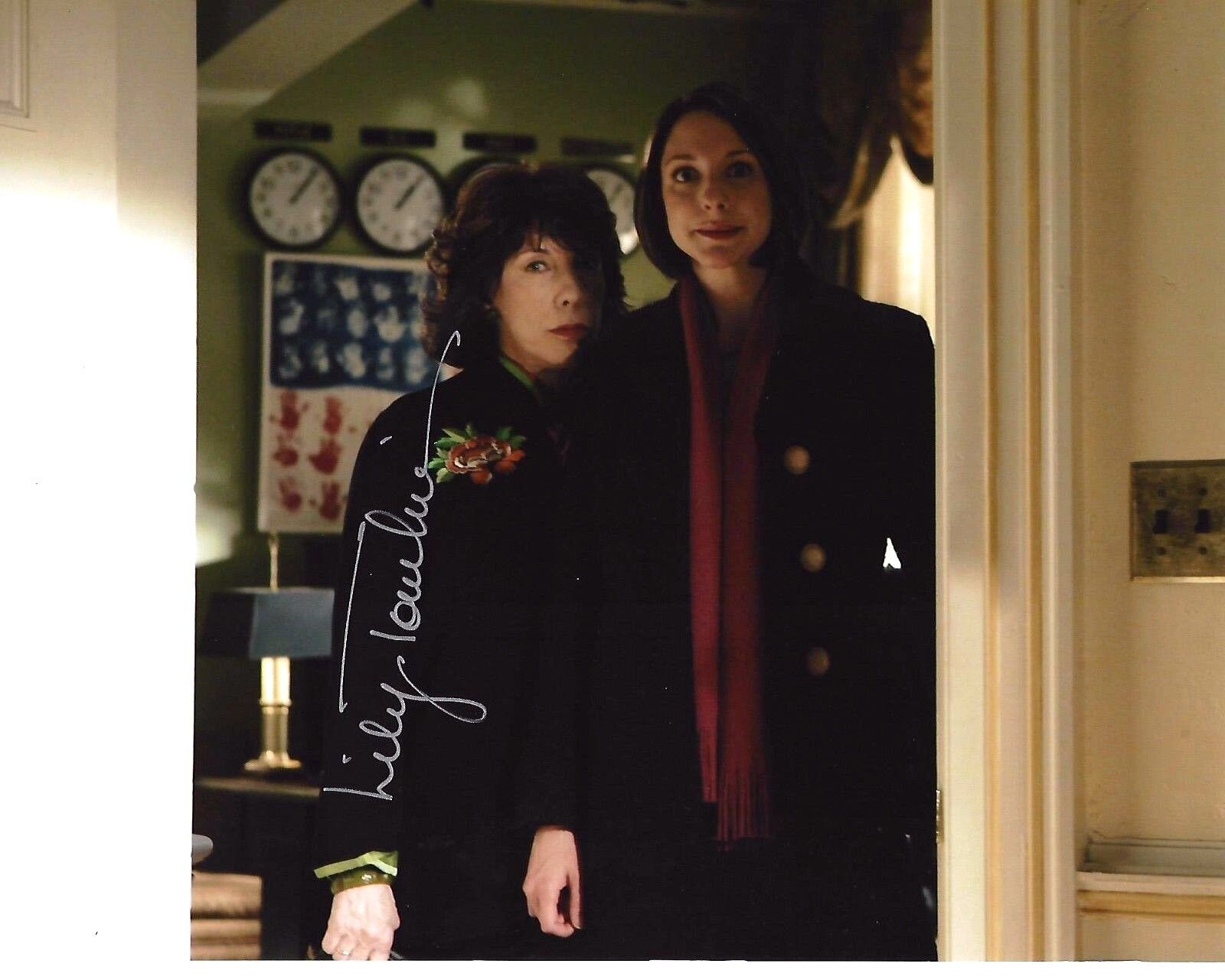 ACTRESS LILY TOMLIN HAND SIGNED THE WEST WING 8X10 Photo Poster painting C W/COA DEBBIE FIDERER