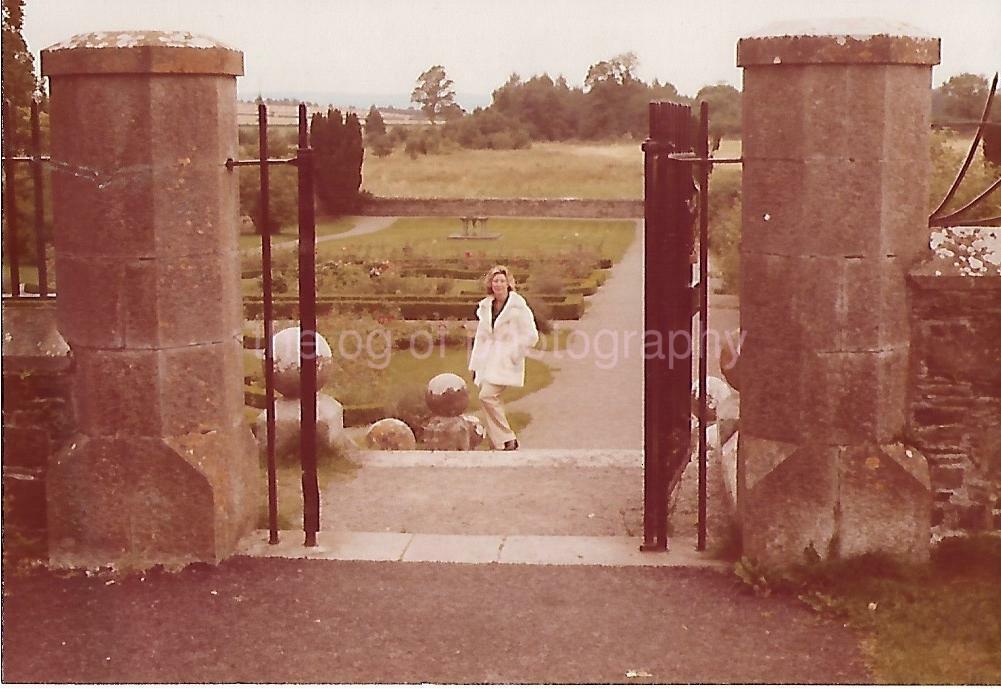 FOUND Photo Poster paintingGRAPH Color REMOTE PORTRAIT OF A WOMAN Original TINY TOURIST 21 59 W