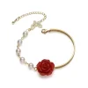 Bracelet de perles avec n&oelig;ud rose rouge