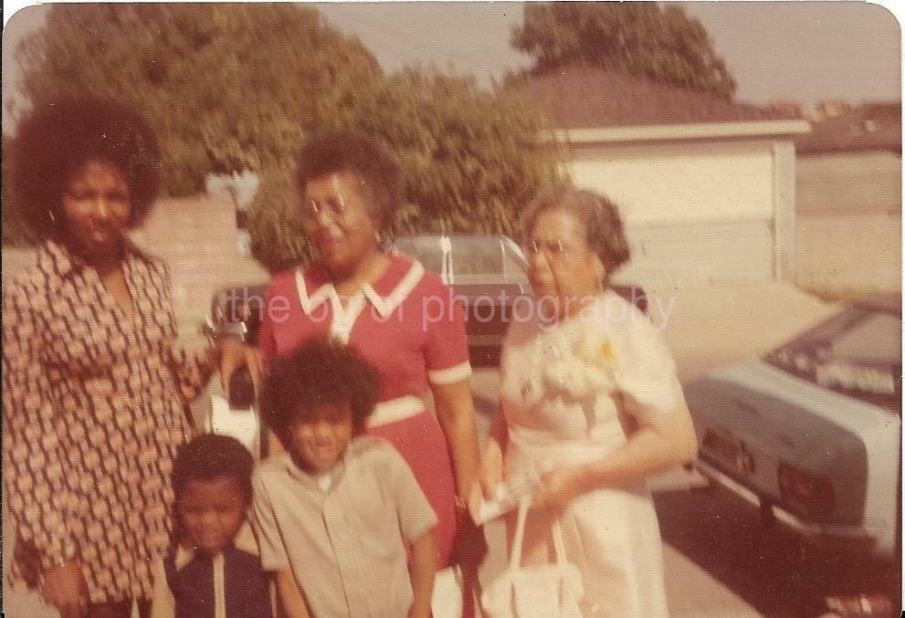 American Family FOUND Photo Poster paintingGRAPH Color 1970's Original Snapshot VINTAGE 04 18 D