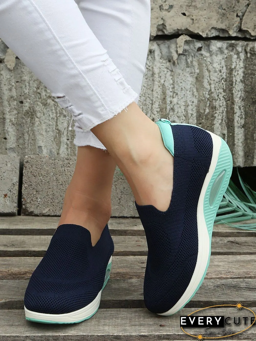 Contrasting Color Comfort Shock Absorbing Flyknit Sneakers