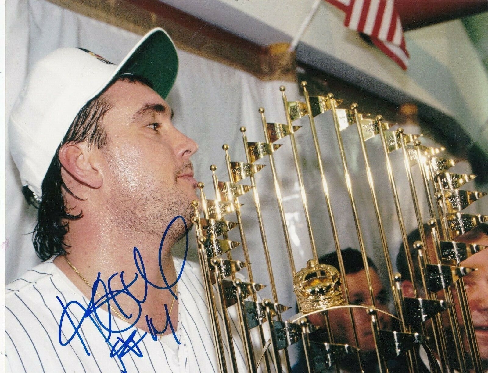 KENT HRBEK MINNESOTA TWINS ACTION SIGNED 8x10