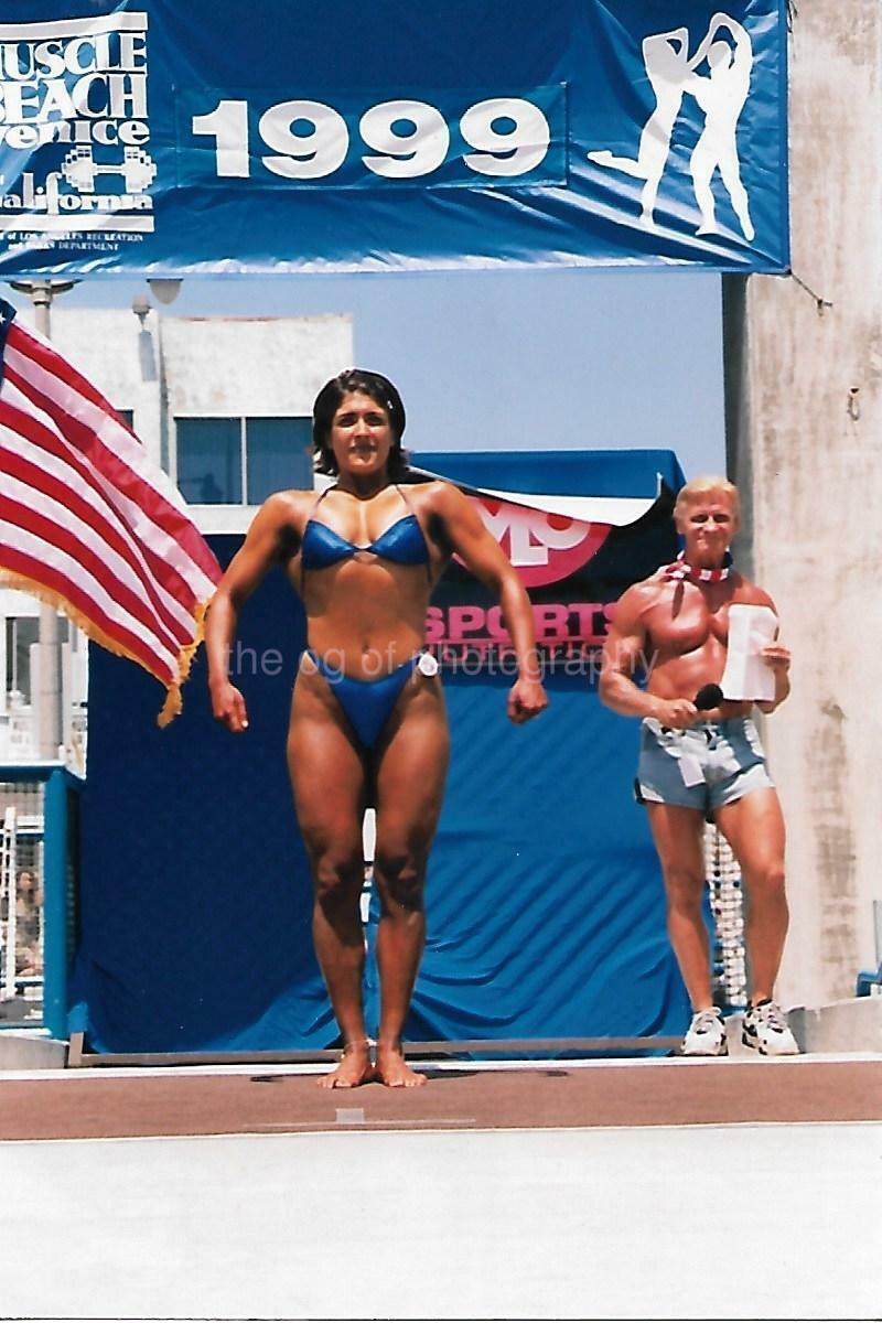 MUSCLE WOMAN Bodybuilder FOUND Photo Poster painting Color VENICE BEACH Original Snapsho 04 29 X