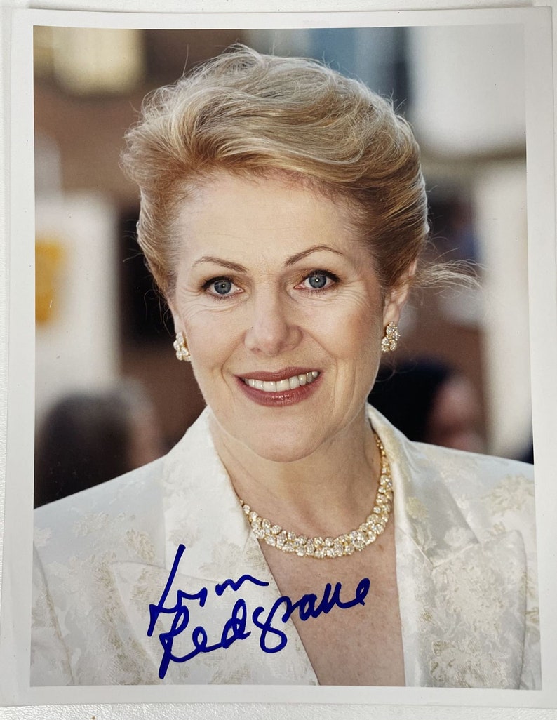 Lynn Redgrave (d. 2010) Signed Autographed Glossy 8x10 Photo Poster painting - COA Matching Holograms