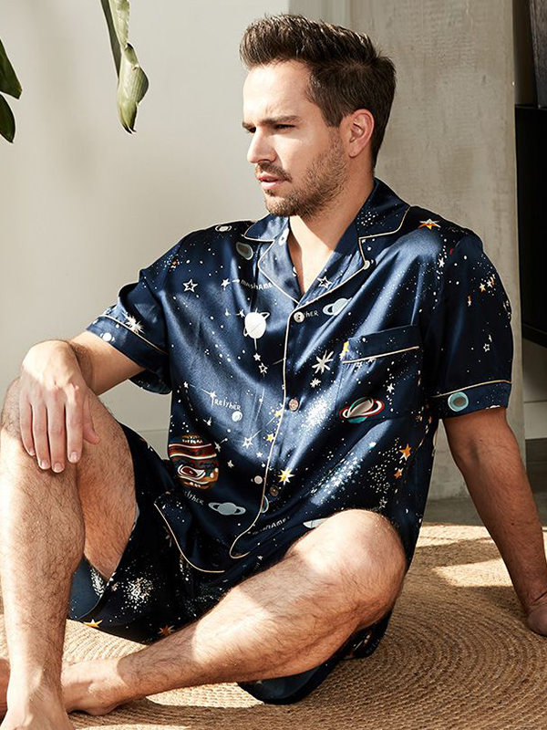 19 MOMME Pyjama en soie court motif univers homme
