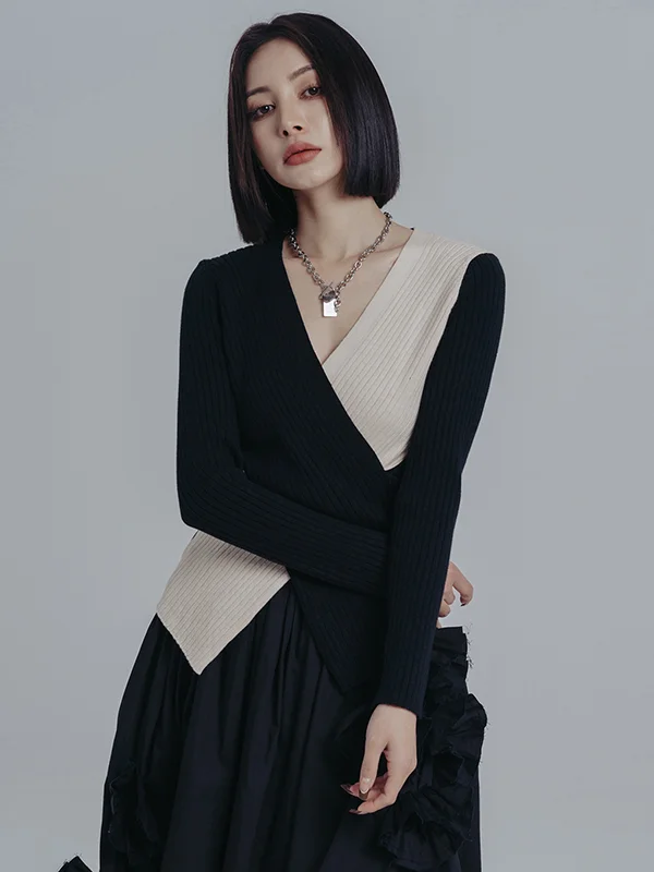 Stylish Contrast Color Asymmetric Split-Front V-Neck Pullover