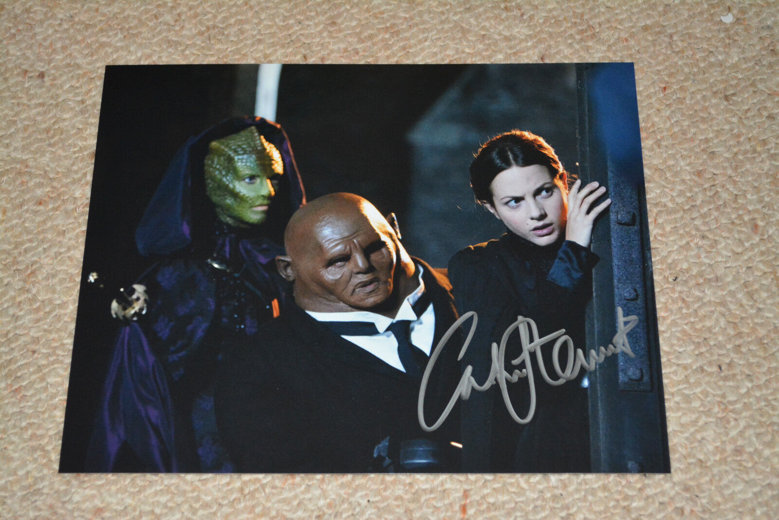 CATRIN STEWART signed autograph 8x10 (20x25 cm) In Person DOCTOR WHO Jenny