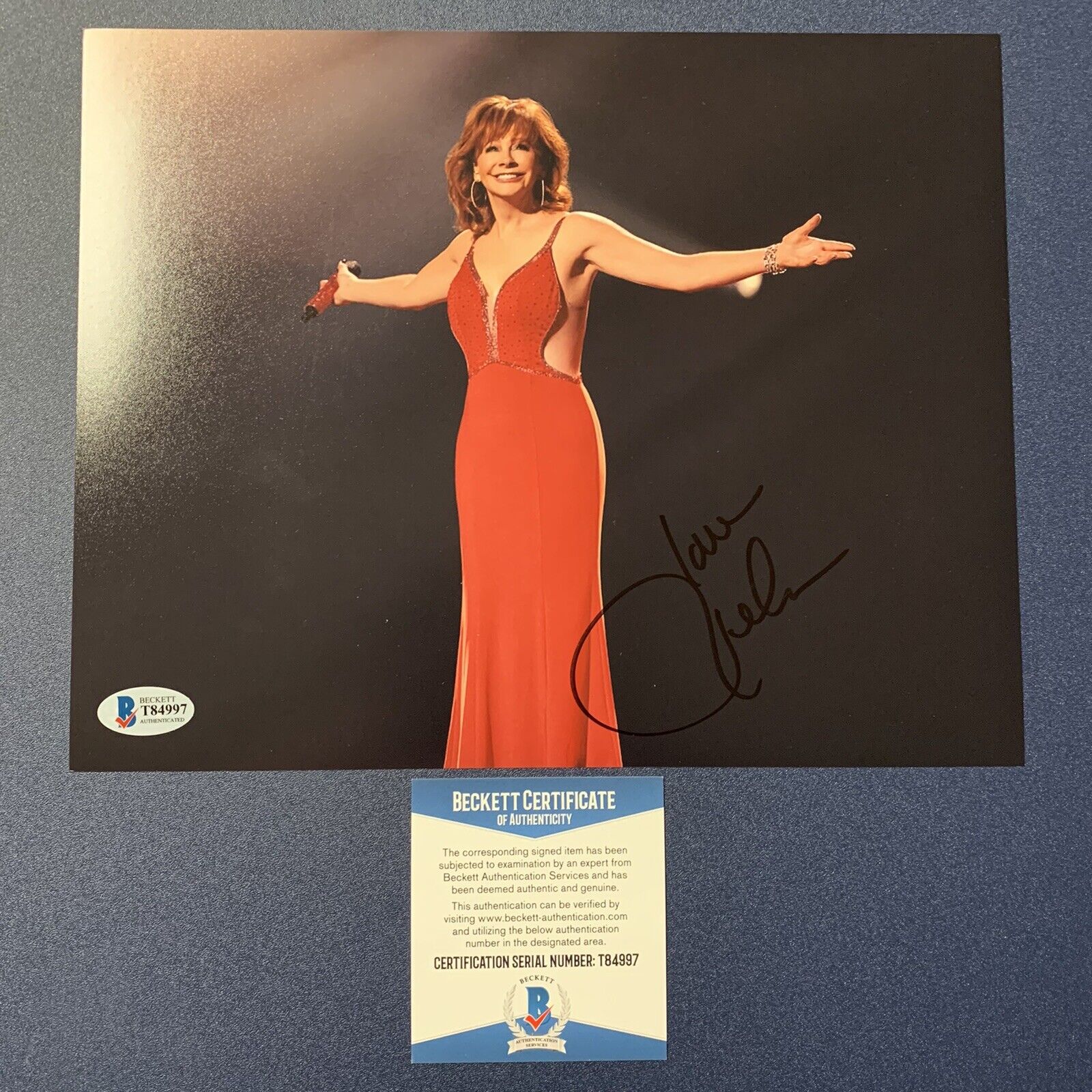 REBA MCENTIRE HAND SIGNED 8x10 Photo Poster painting AUTOGRAPHED COUNTRY LEGEND RARE BAS COA