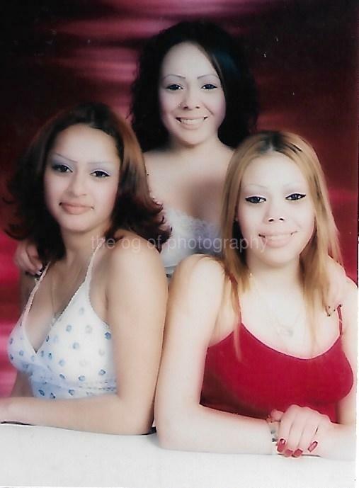 FOUND Photo Poster painting Color LATINAS Original PRETTY GIRLS vintage YOUNG WOMEN 14 7 N