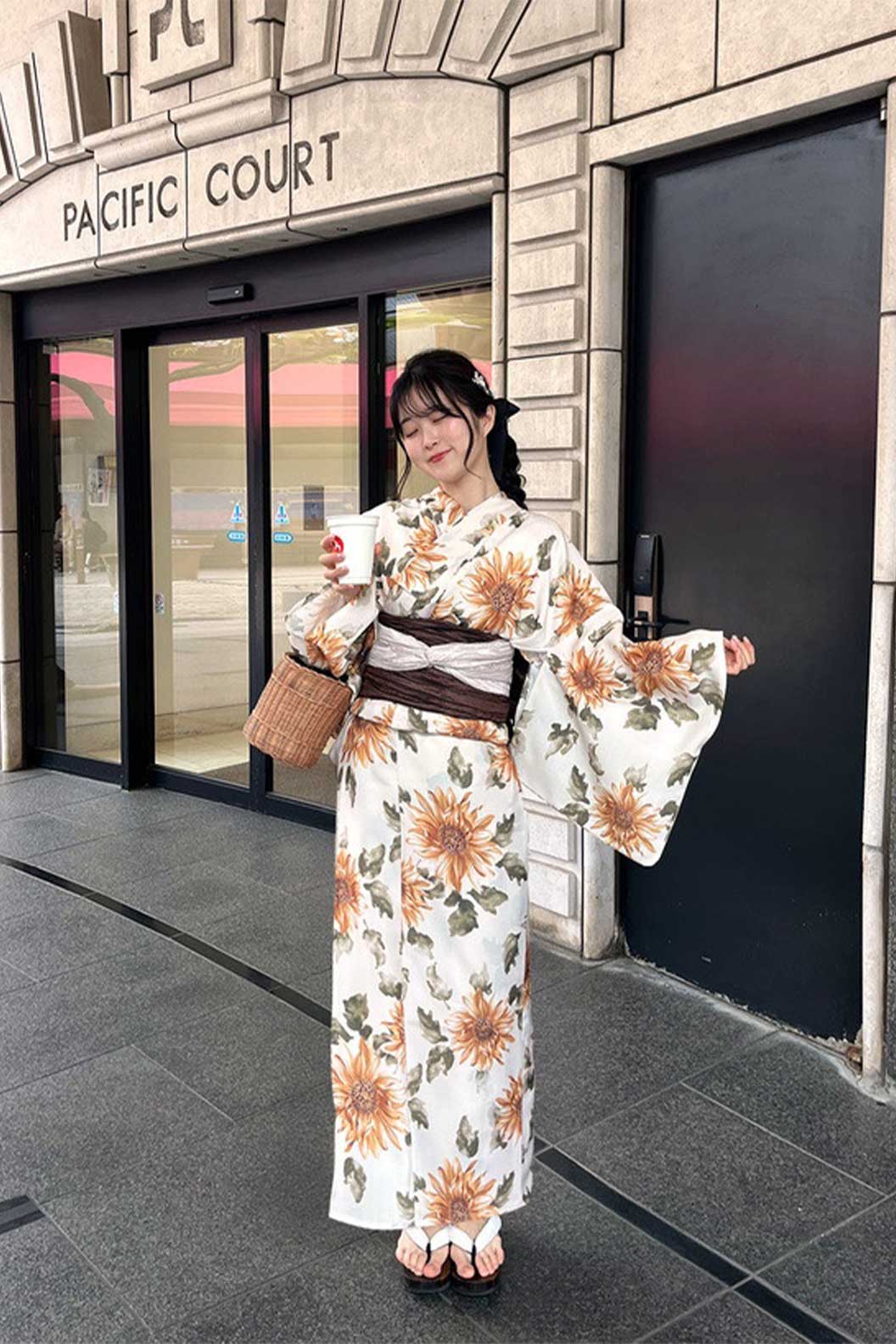 Yukata Kimono White with Yellow Chrysanthemum and Obi Belt - しゅうかくさい Stupa Stones