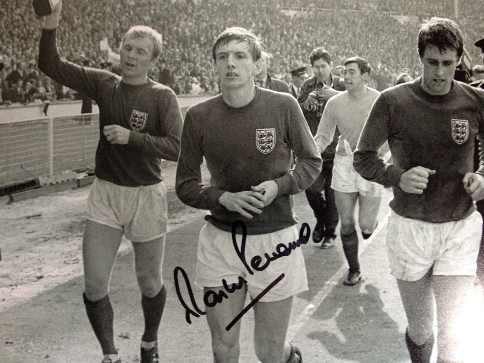 MARTIN PETERS - ENGLAND WORLD CUP WINNER - SIGNED COLOUR CUP WINNING Photo Poster paintingGRAPH