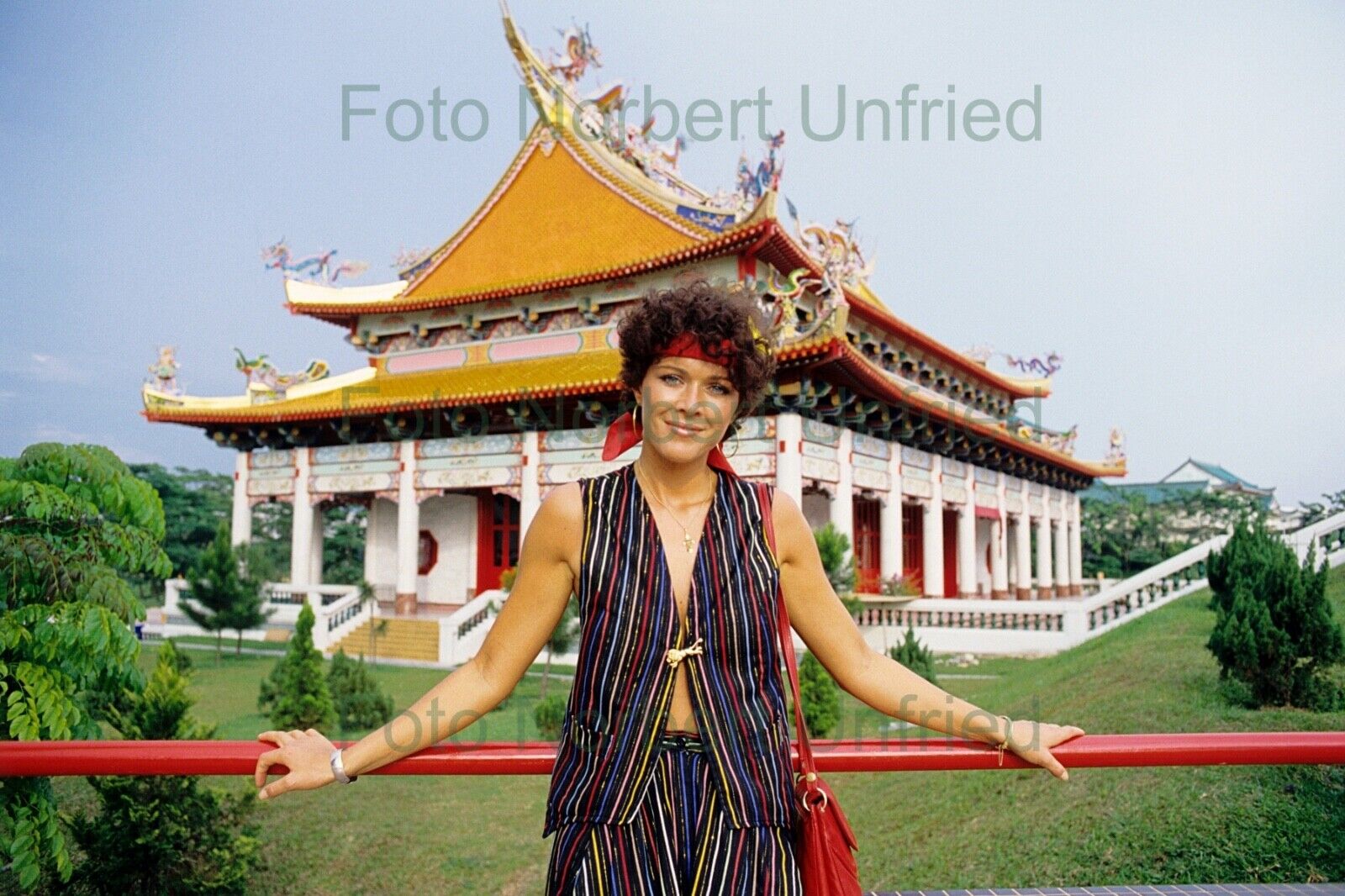 Anja Kruse vor Tempel in Asien - Foto 20 x 30 cm ohne Autogramm (Nr 2-7