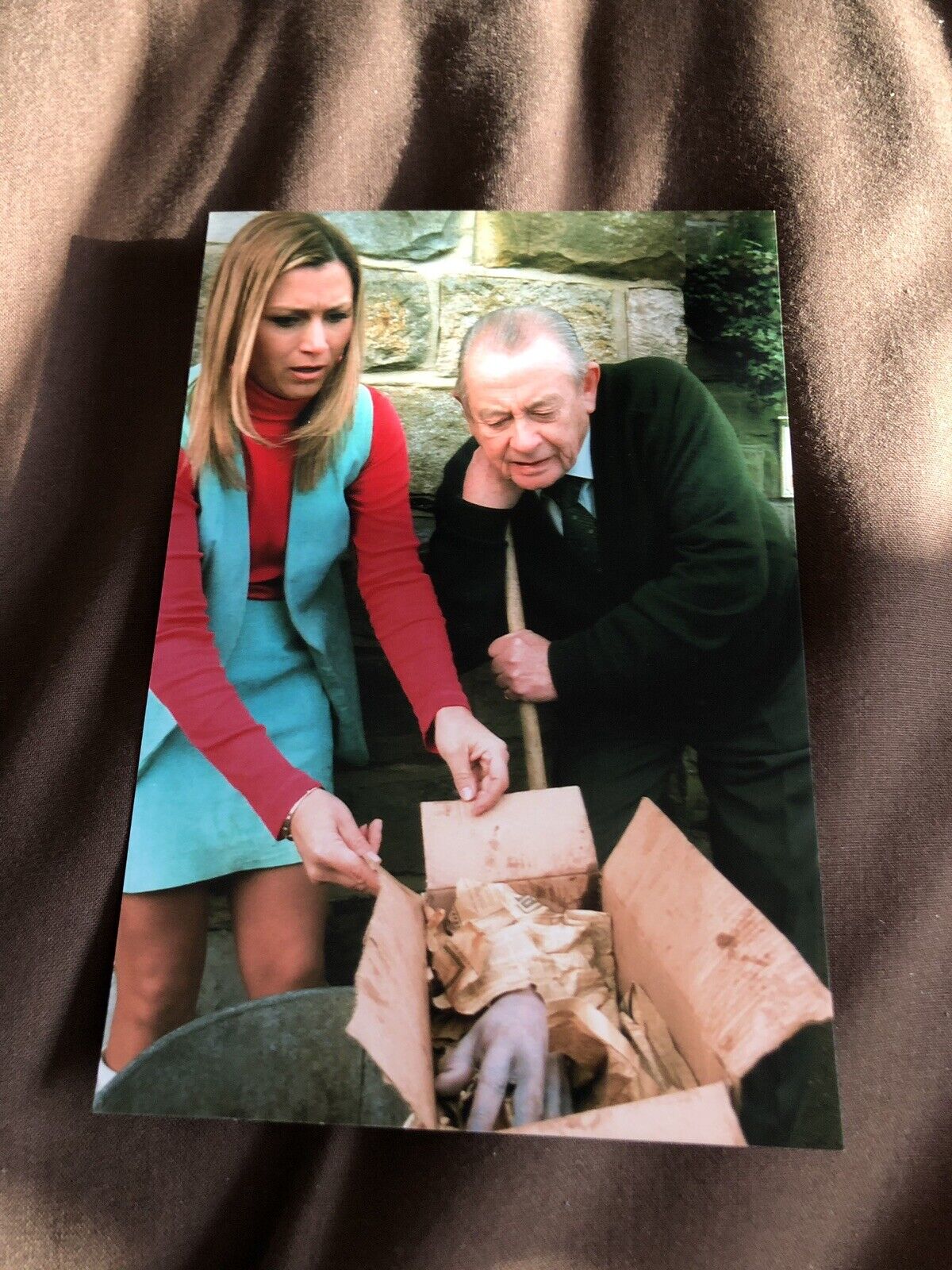 TRICIA PENROSE & DEREK FOWLDS (HEARTBEAT) UNSIGNED Photo Poster painting