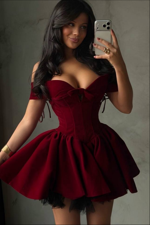 V-Neck Off-The-Shoulder Strapless Sleeveless Short Ball Gown Homecoming Dress With Pleated And Bows | LR0057 Wellcucu