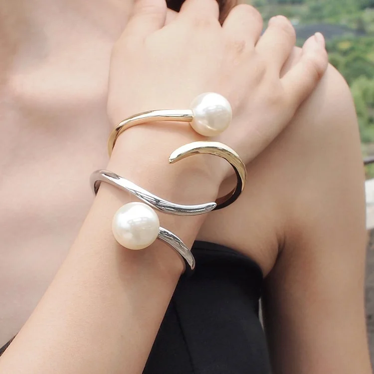 Big pearl exaggerated bracelet