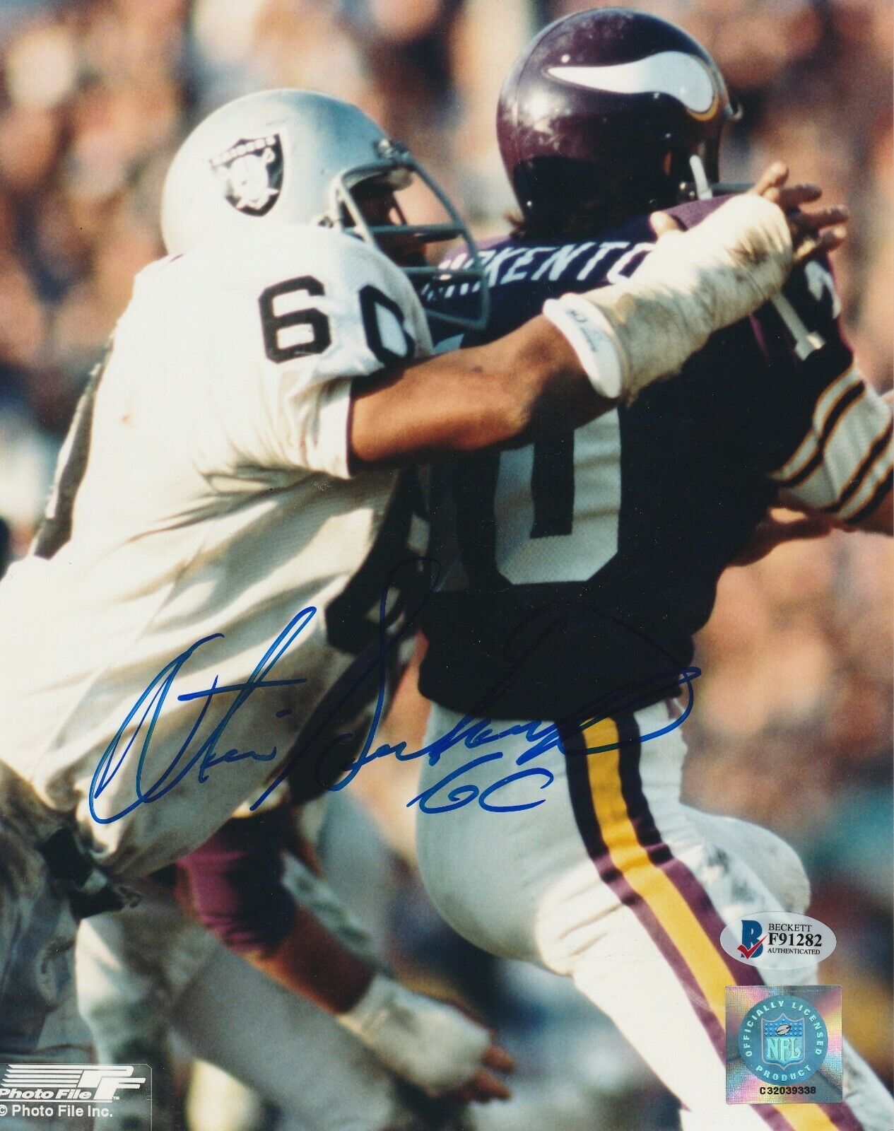 OTIS SISTRUNK Signed Oakland RAIDERS 8X10 Photo Poster painting with Beckett COA