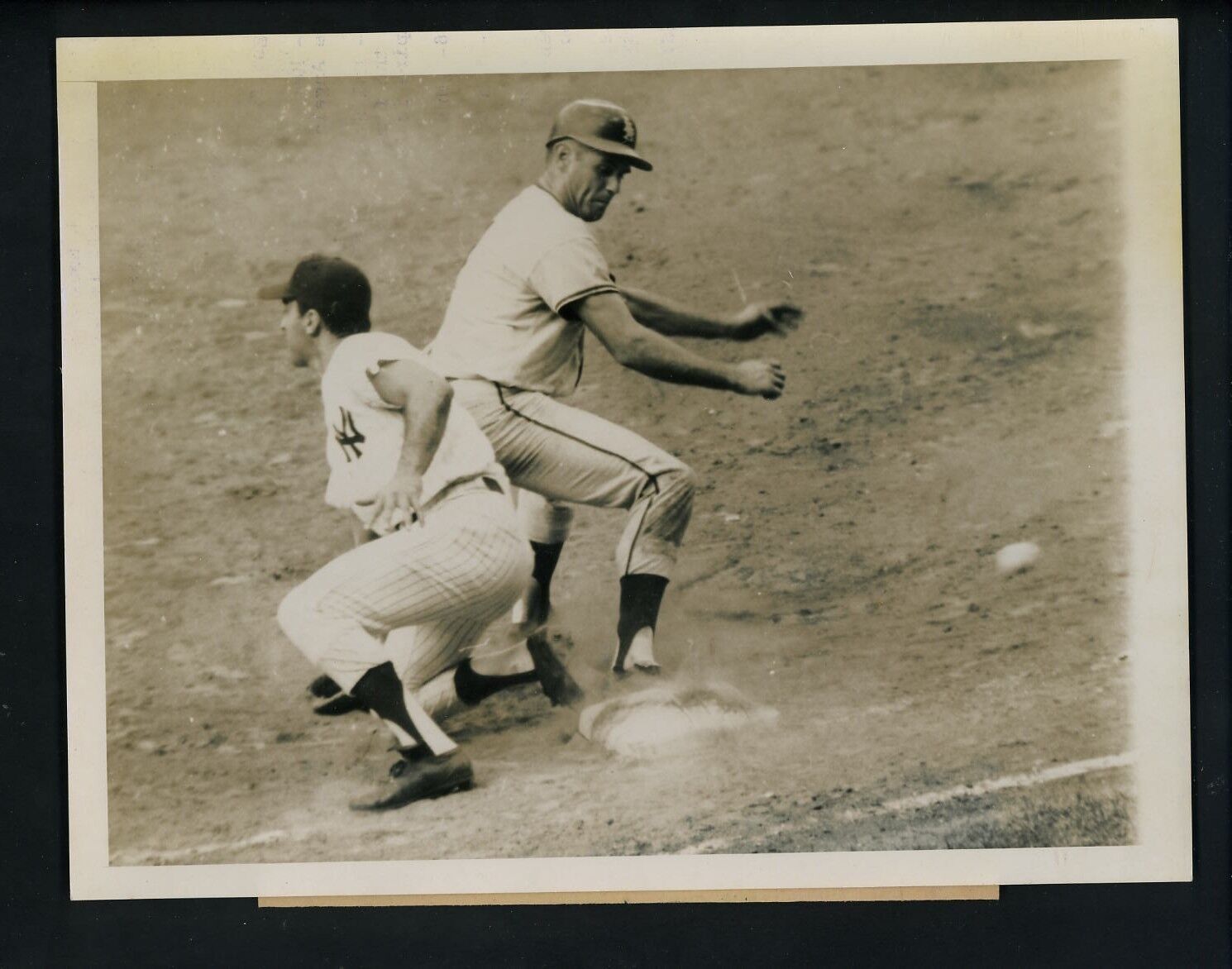 Joe Pepitone & Buck Rodgers 1964 Type 1 Press Photo Poster painting New York Yankees Angels