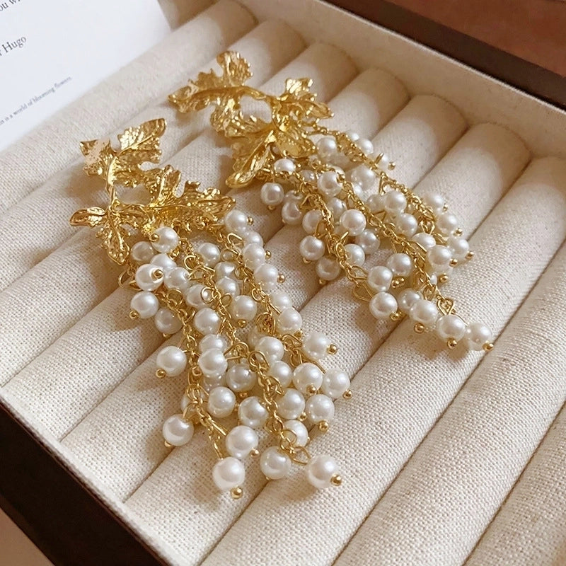 1 Pair Elegant Streetwear Maple Leaf Tassel Inlay Alloy Imitation Pearl Drop Earrings