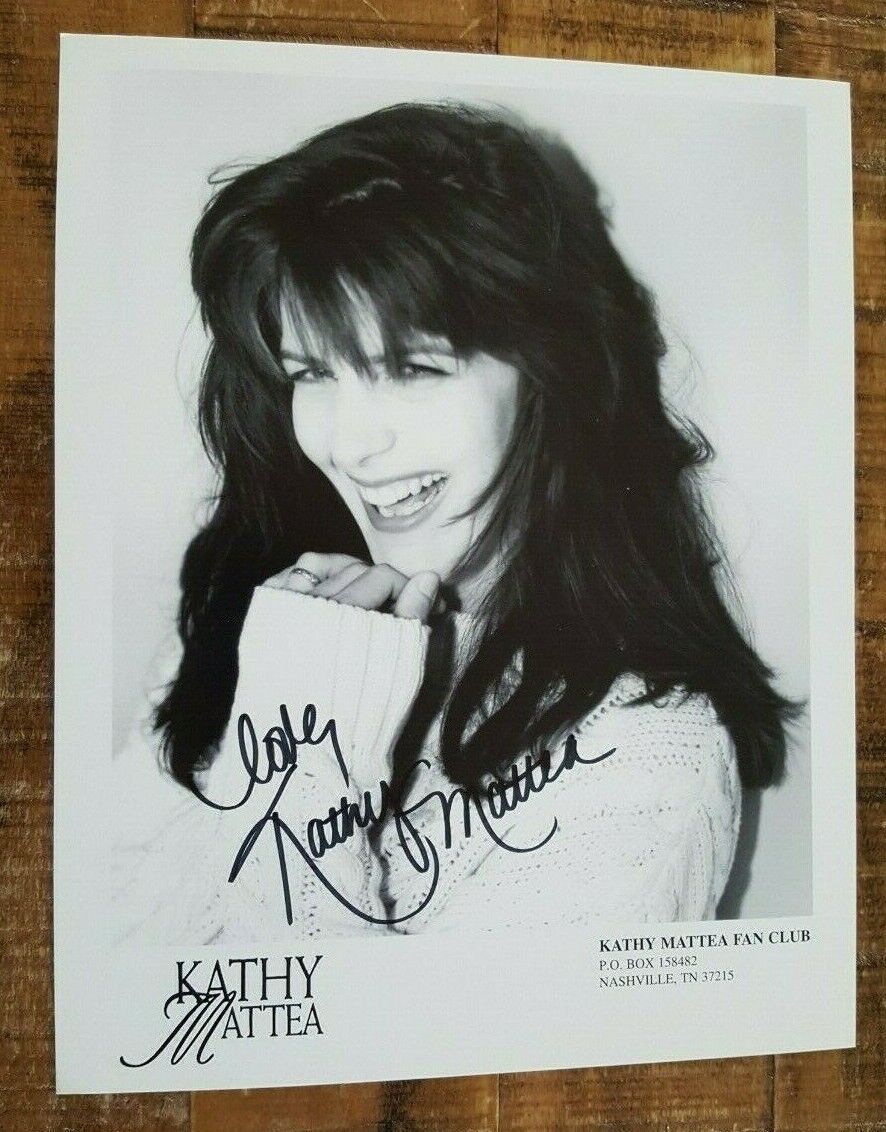 Signé & Inscrit Kathy Mattea Photo Poster painting - Noir & Blanc Fan Club (20.3cm x 25.4cm)