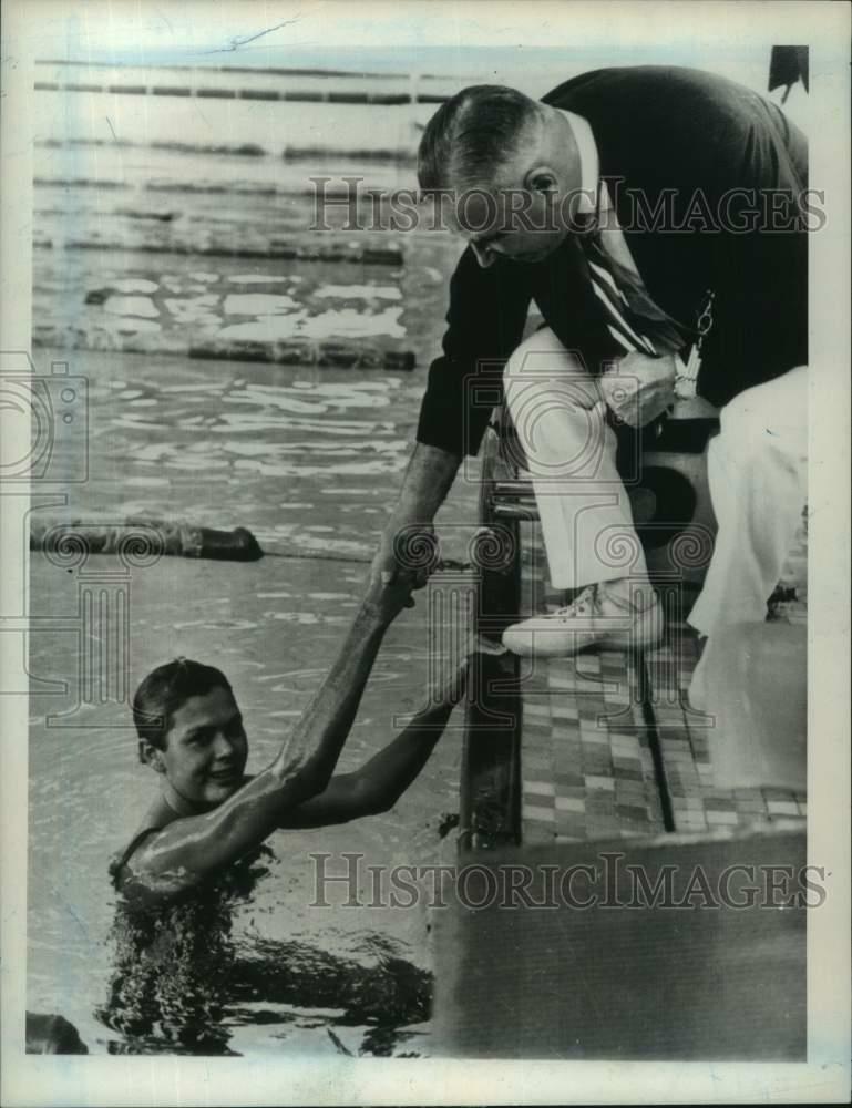 Press Photo Poster painting Swimmer Debbie Meyer at London's Crystal Palace pool & other