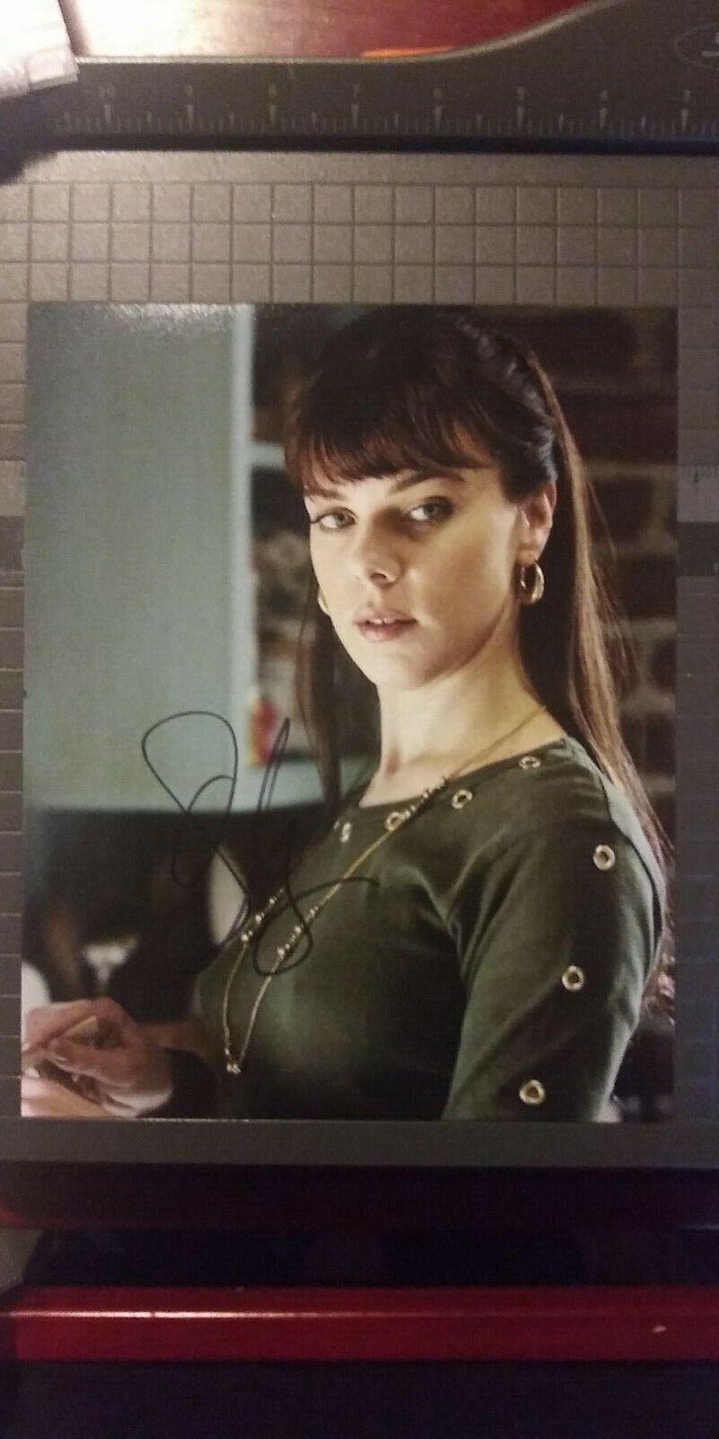 Debi Mazar signed 8x10