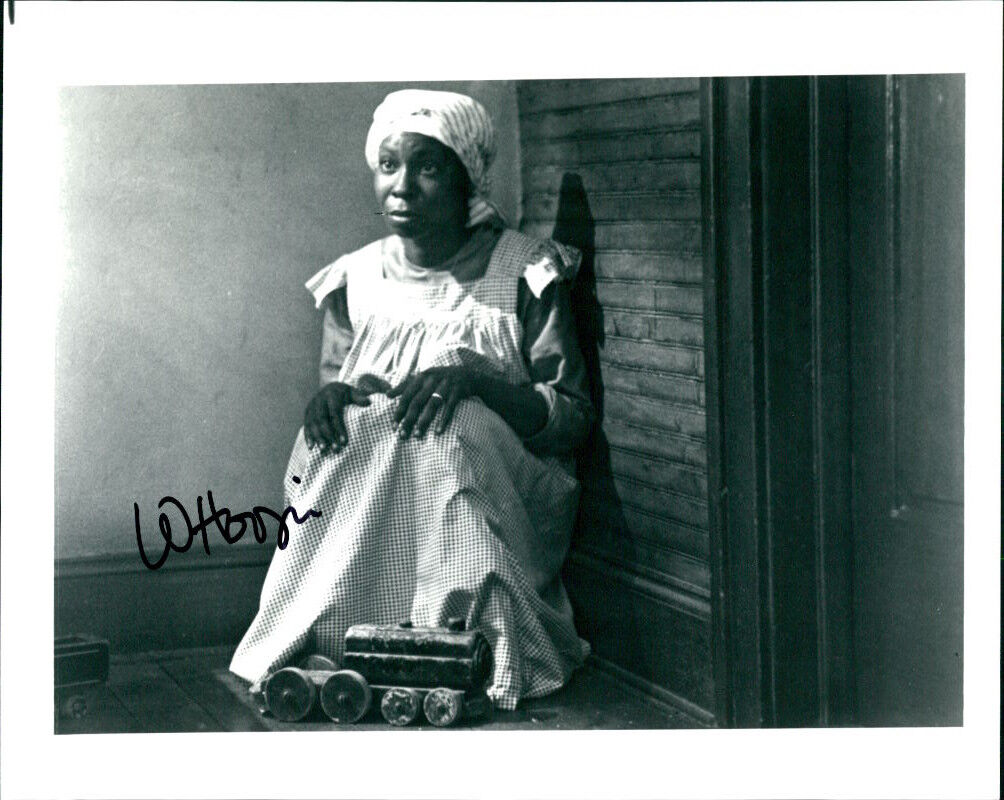 Whoopi Goldberg (The Color Purple) signed authentic 8x10 Photo Poster painting COA