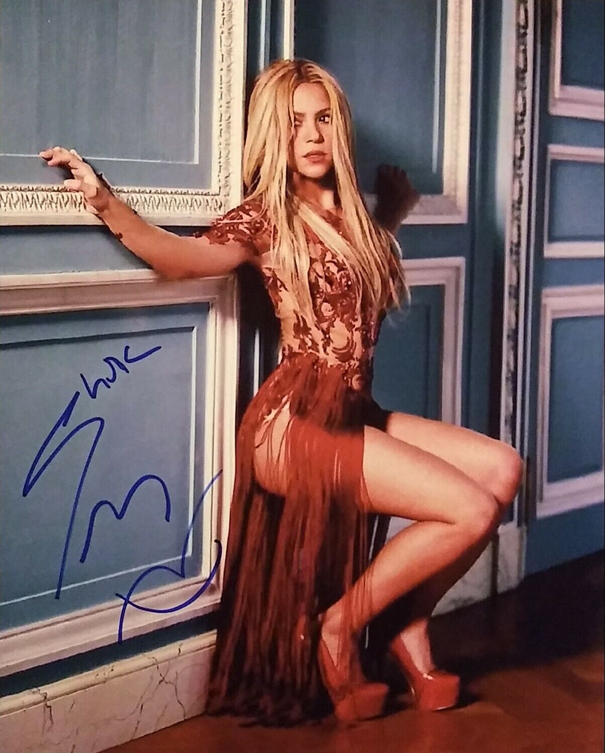 Shakira signed 8 x 10