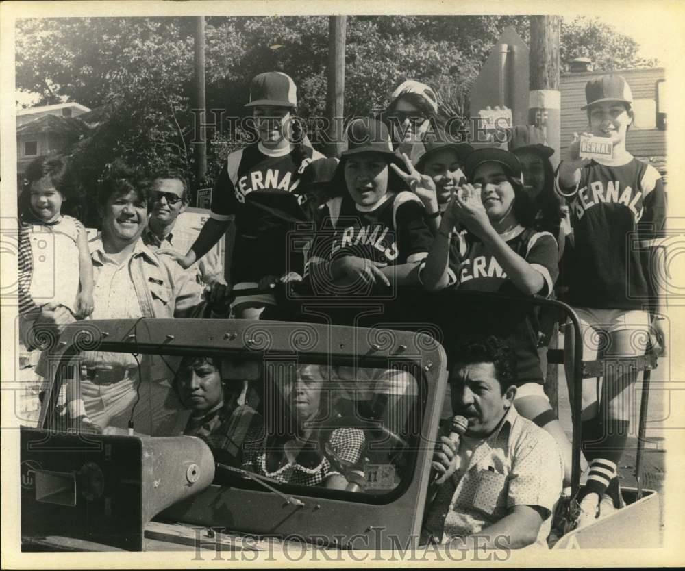 Press Photo Poster painting Joe Bernal and Bernal Softball Team - saa92042