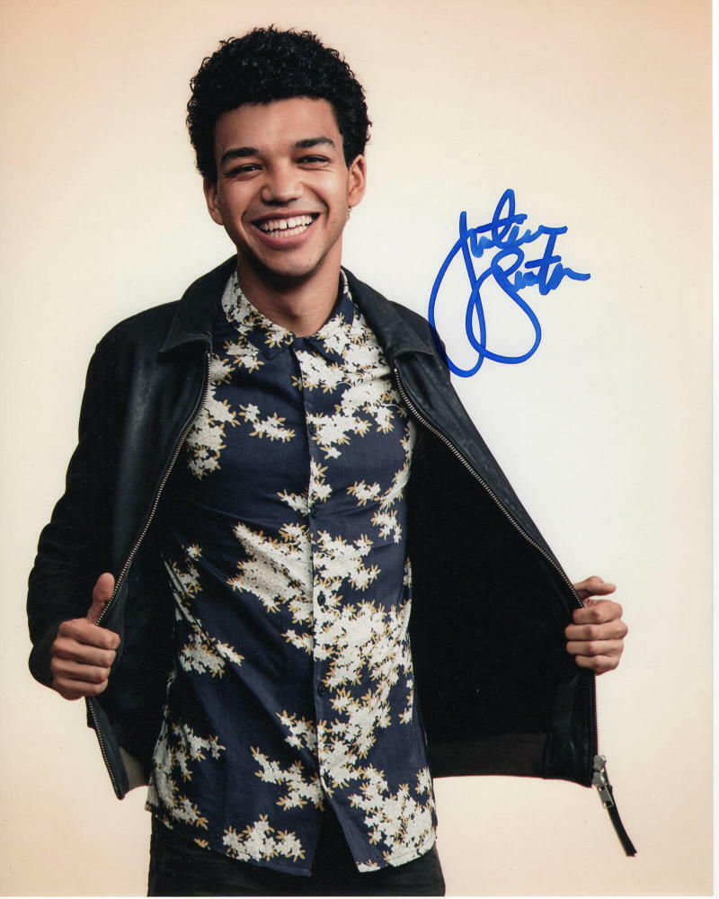 JUSTICE SMITH - SIGNED AUTOGRAPH 8X10 Photo Poster painting - JURASSIC WORLD STUD B