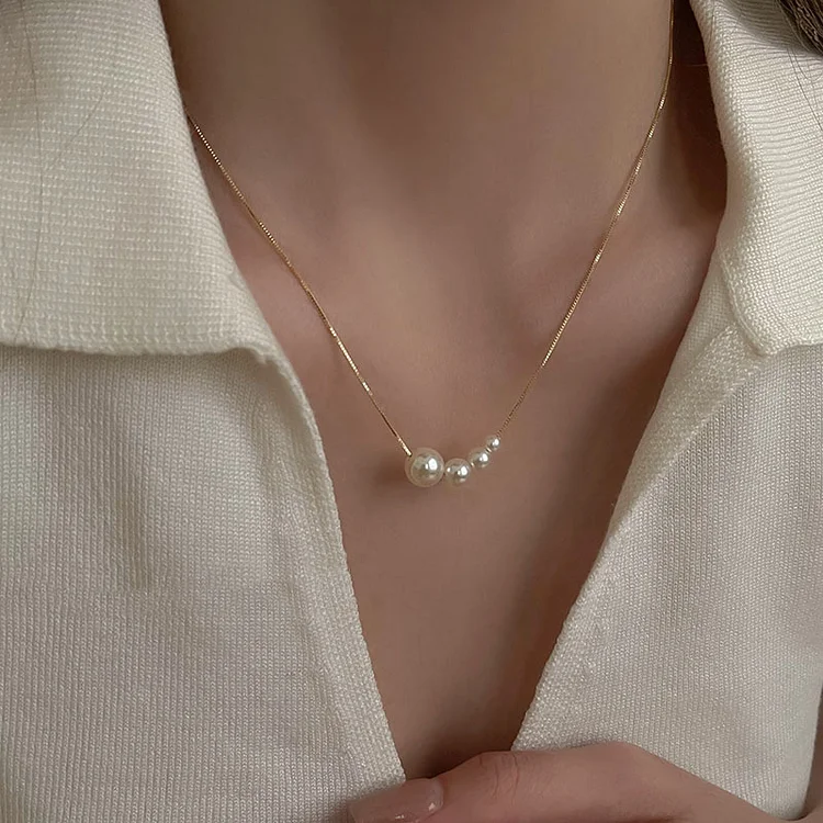 Minimalist pearl necklace