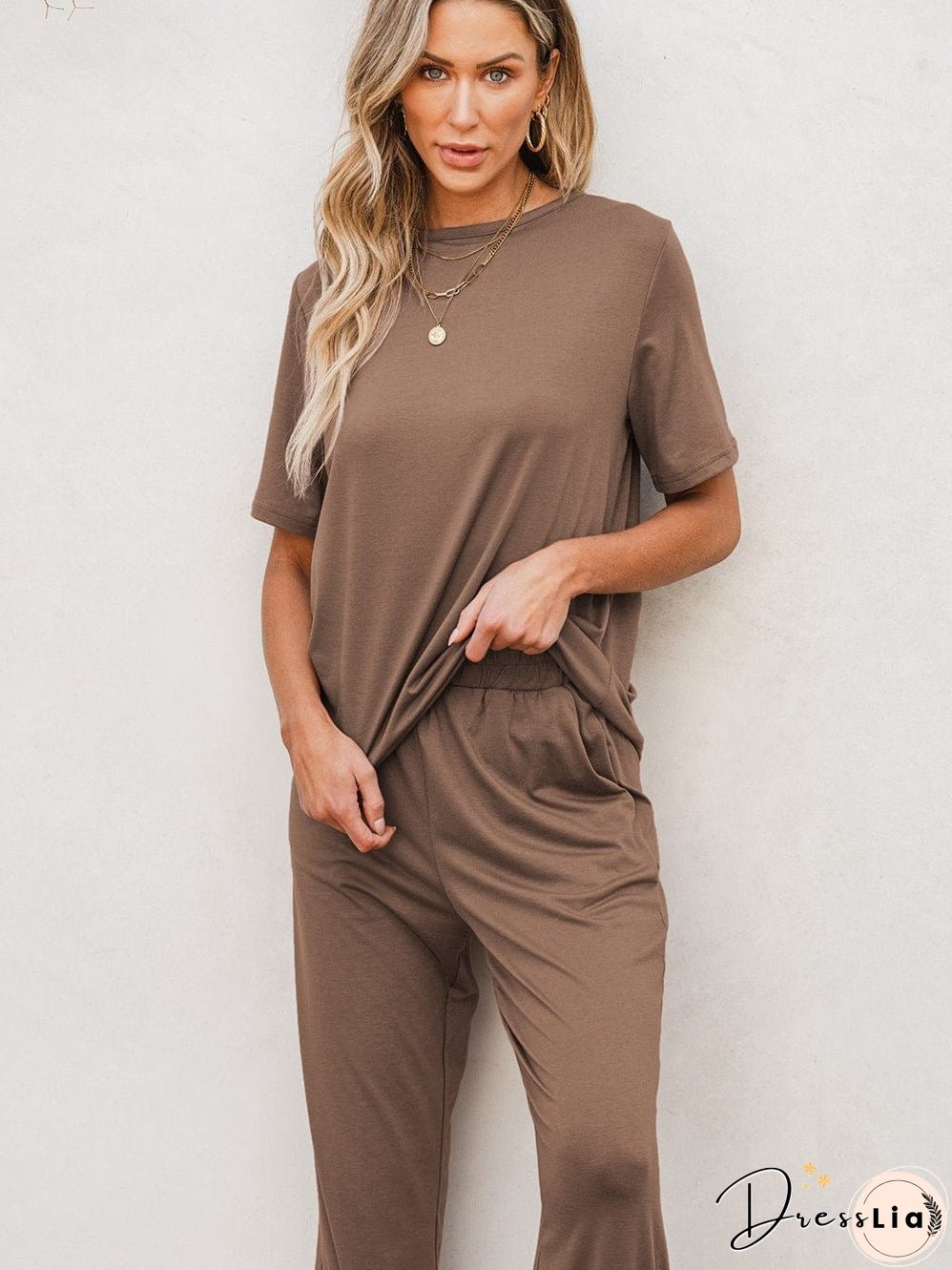 Relaxed and Stylish: Two-Piece Set for Weekend Wear