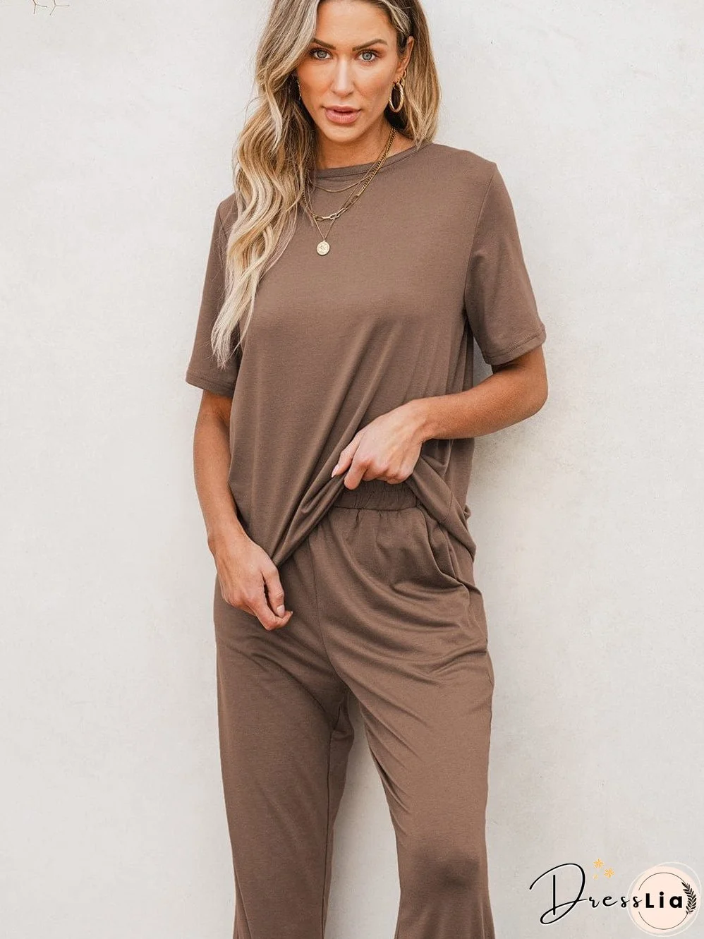 Relaxed and Stylish: Two-Piece Set for Weekend Wear