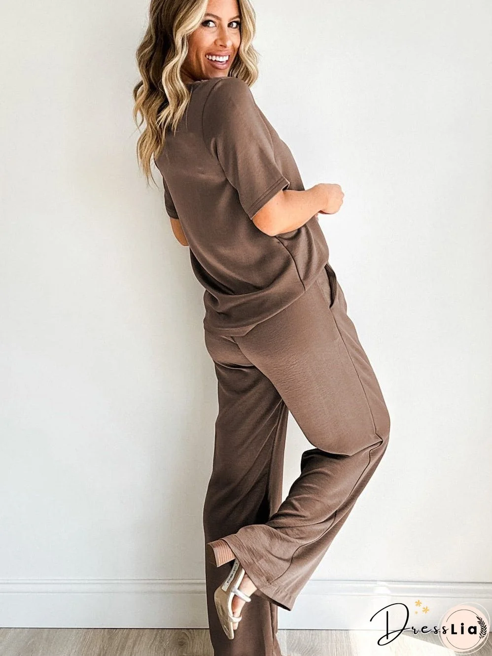 Relaxed and Stylish: Two-Piece Set for Weekend Wear