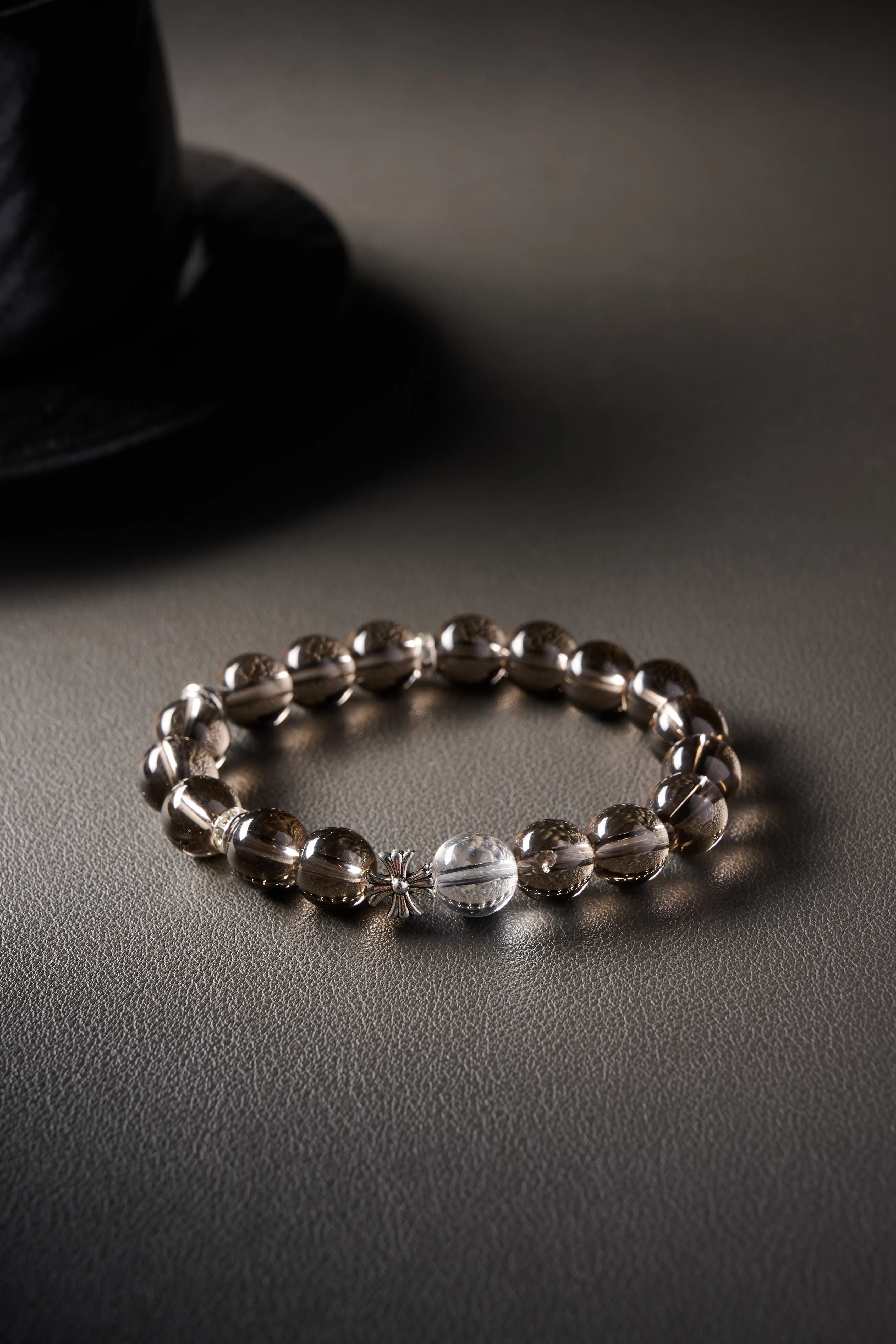 Detail – elastic cord stringing and neat metal spacer, clean craftsmanship.