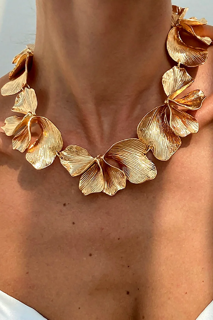 Alloy Oversize Petal Design Fashionable Necklace