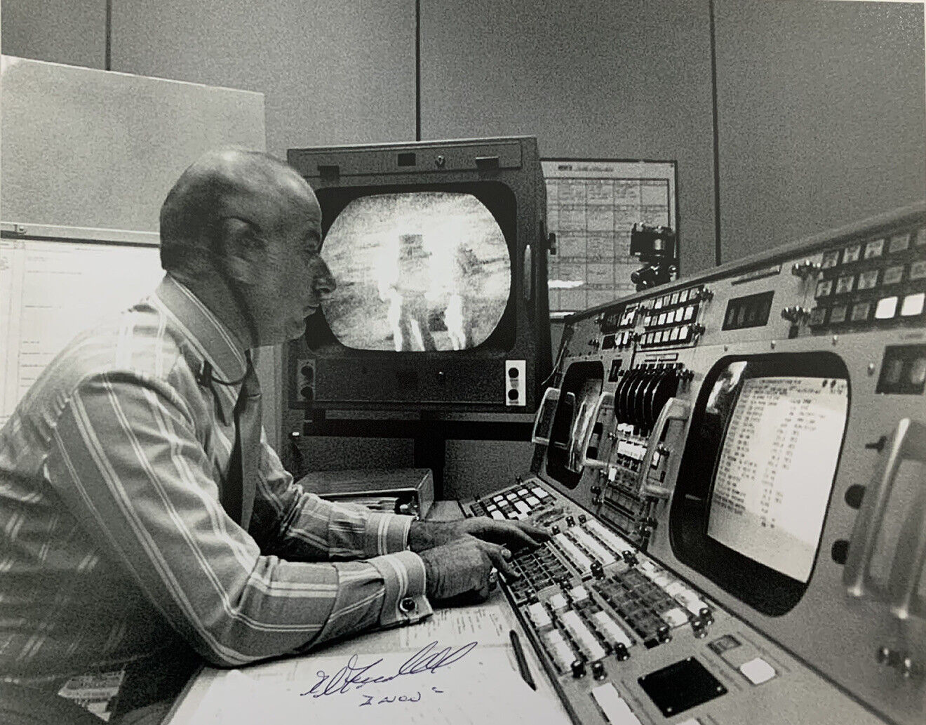 ED FENDELL HAND SIGNED 8x10 Photo Poster painting APOLLO 11 FLIGHT COMMANDER AUTOGRAPHED RARE