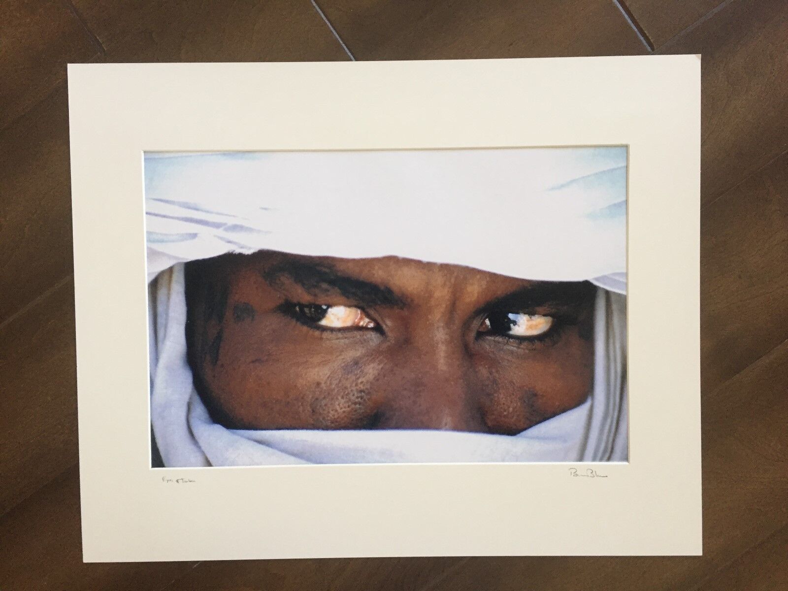 Bruce Blum Signée Couleur Photo Poster painting Imprimé (27.9cmX 43.2cm) -  Eyes Et Turban 