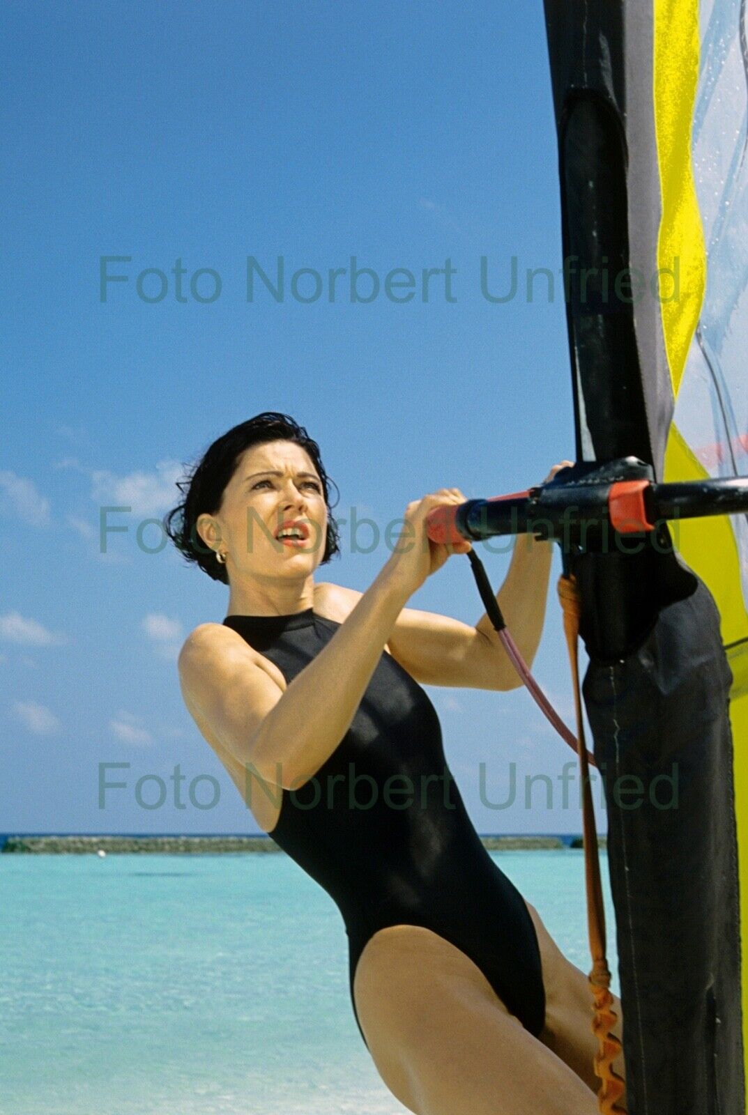 Anja Kruse auf dem Surf Brett - Foto 20 x 30 cm ohne Autogramm (Nr 2-22