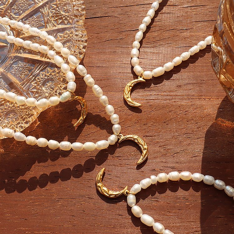 Bohemia Delicate Crescent Pendant Pearl Necklace
