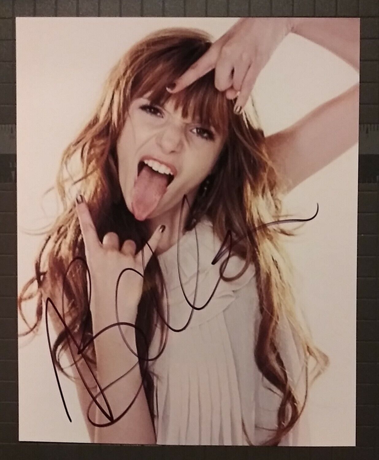 Bella Thorne signed 8x10