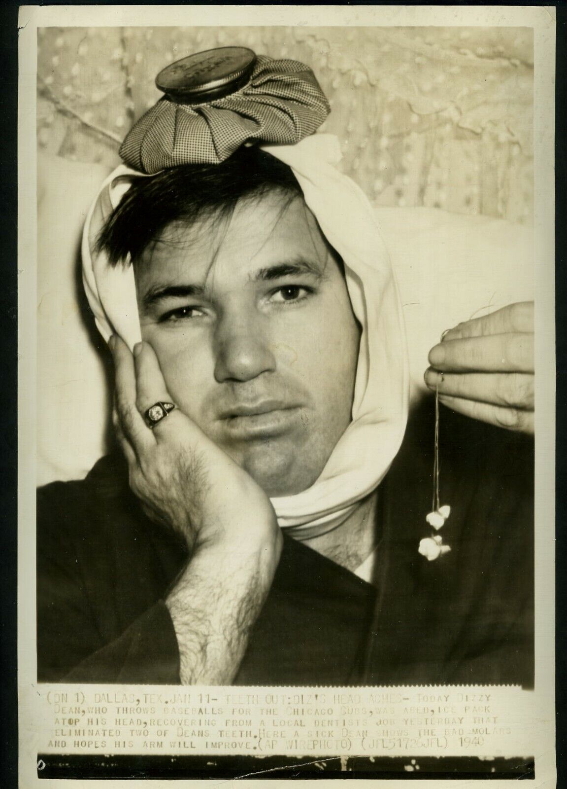 Dizzy Dean with dental problems 1940 Press Photo Poster painting Chicago Cubs