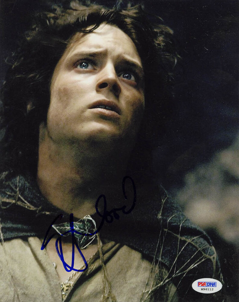 Elijah Wood SIGNED 8x10 Photo Poster painting Frodo Lord Of The Rings PSA/DNA AUTOGRAPHED