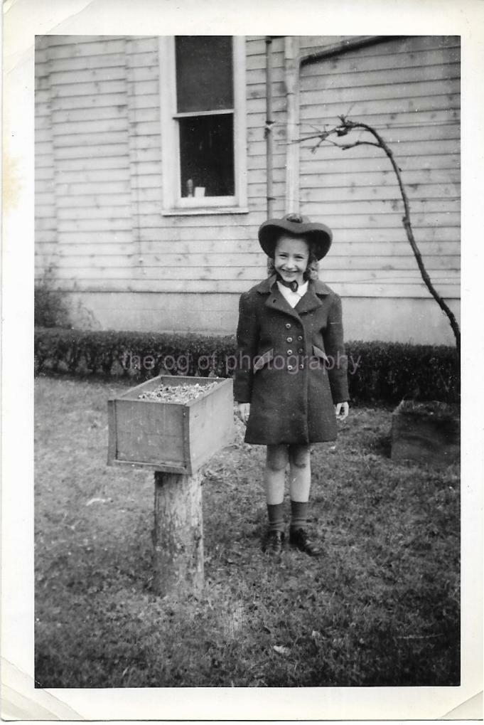 YOUNG GIRL Found Photo Poster paintinggraph bw 1940′s 50′s Original Portrait VINTAGE 19 36 T