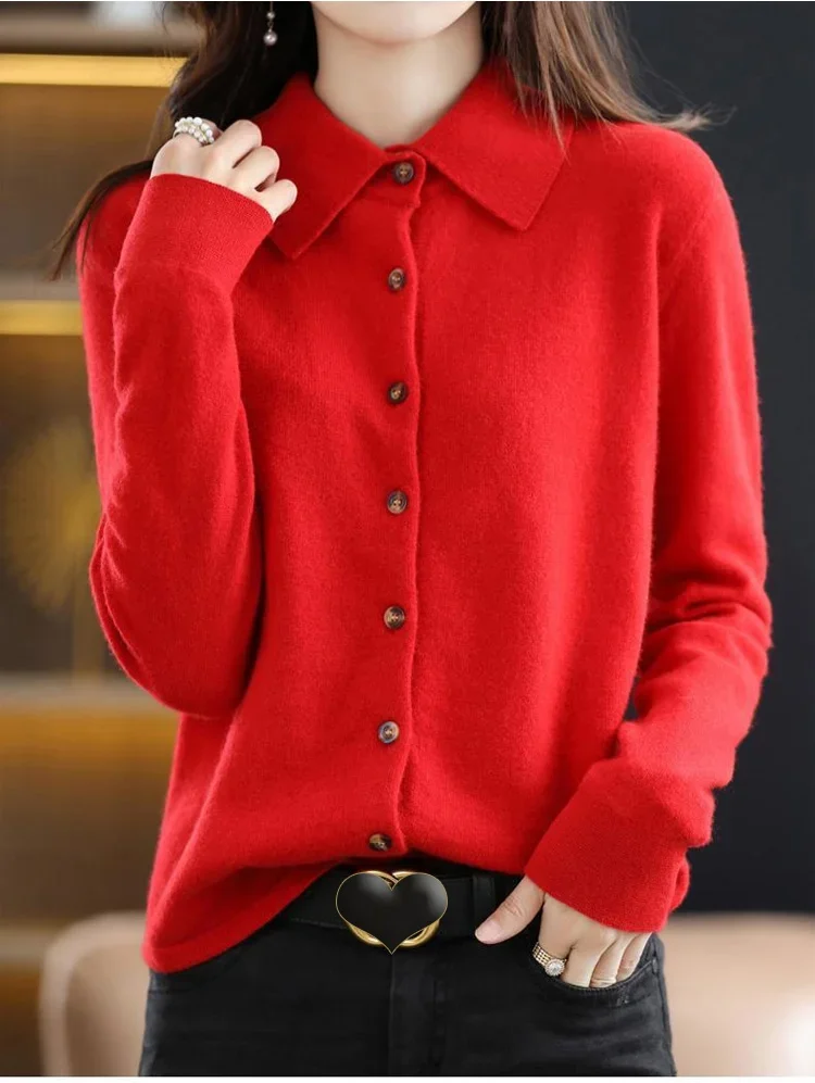 Cárdigan de mujer clásico de moda.