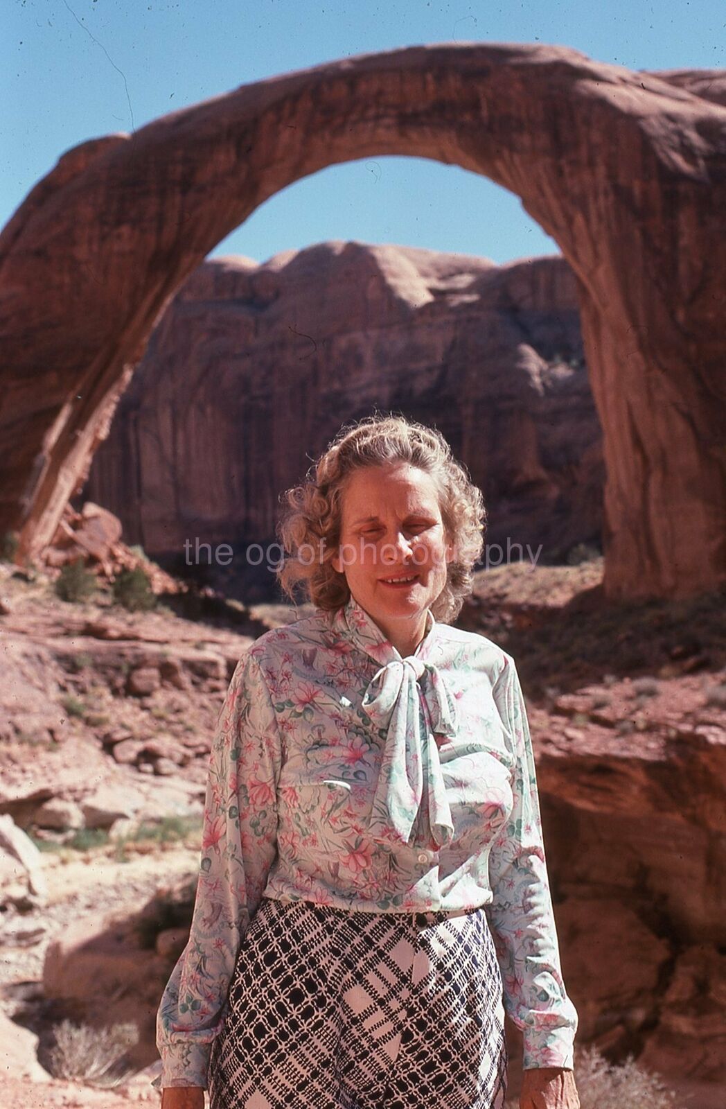 NATURAL BRIDGE WOMAN 35mm FOUND SLIDE TransparencyPhoto Poster painting 02 T 5 F