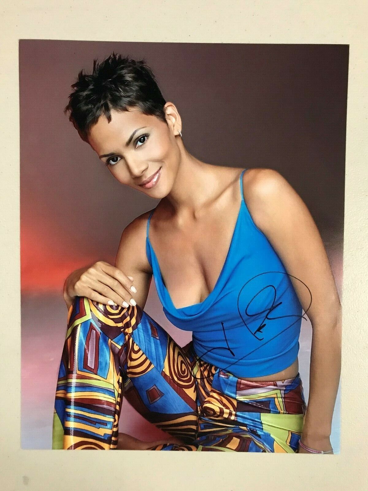 Halle Berry glamour shot autographed Photo Poster painting signed 11X14 #2 couple small dings