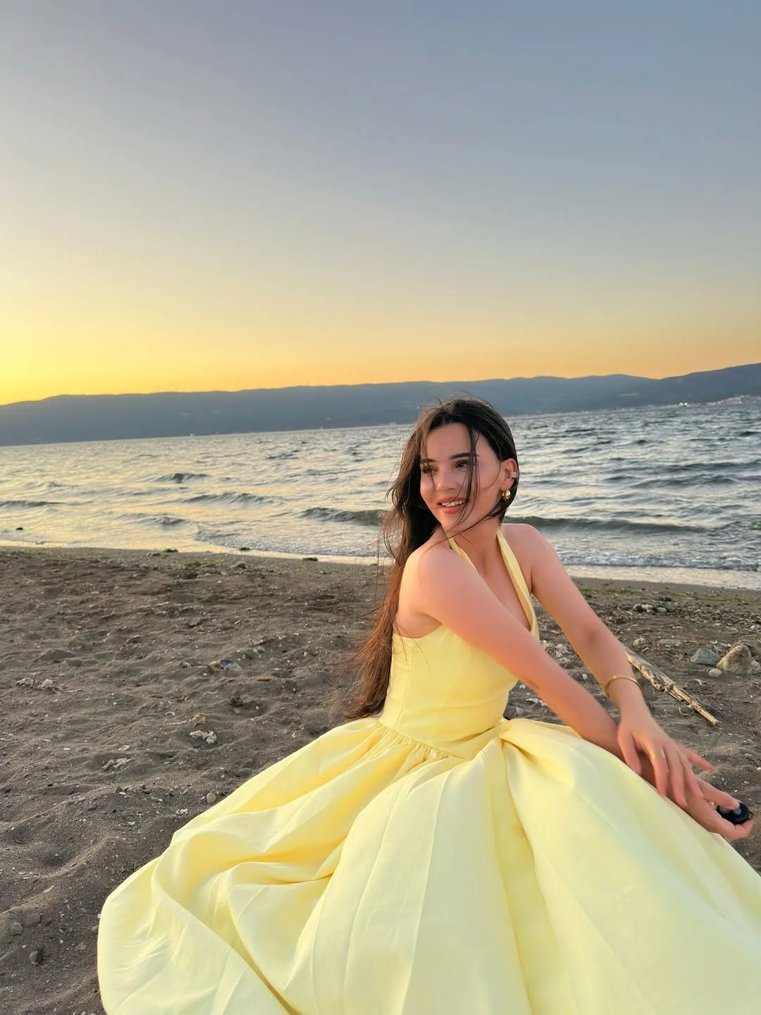 Elegant Daffodil Sleeveless Halter Strap V-Neck Prom Dress With Pockets YK0264