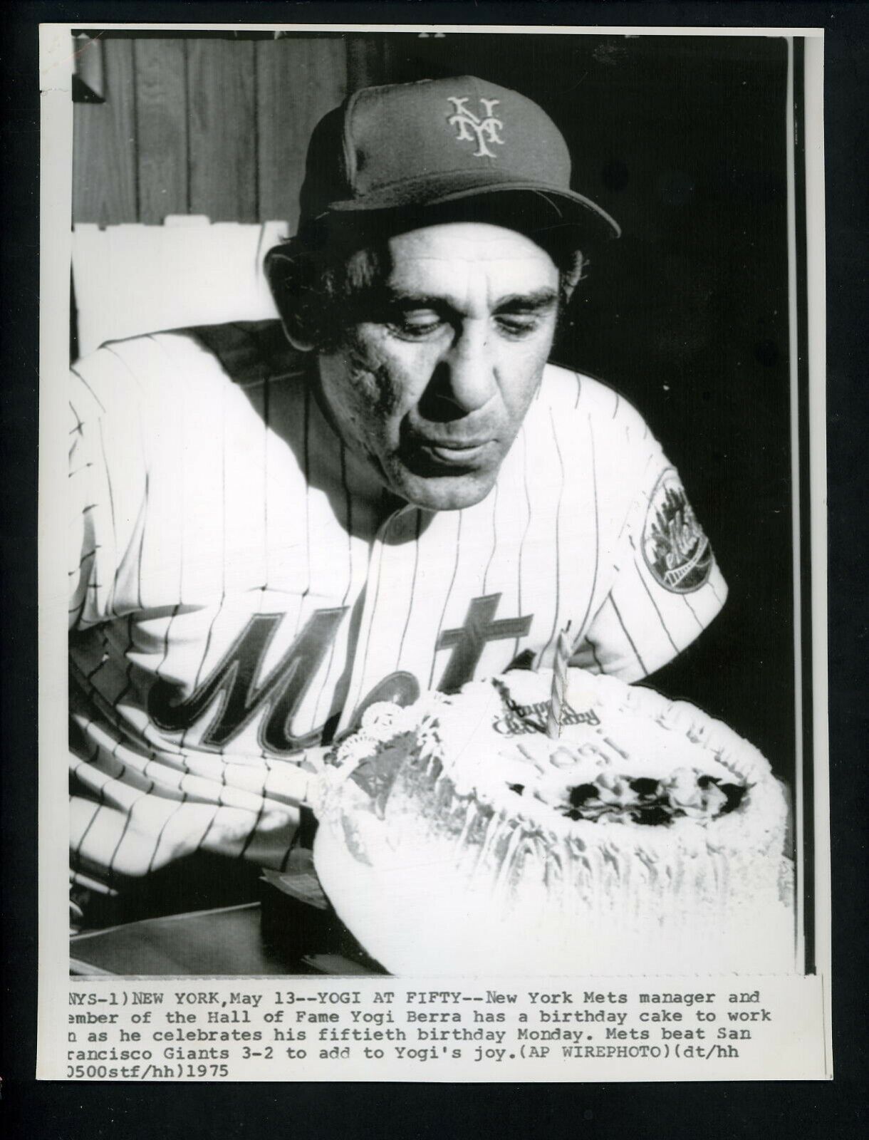 Yogi Berra celebrates 50th birthday 1975 Press Photo Poster painting New York Mets manager